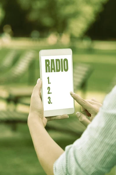ラジオを示すテキスト記号。公共の音声およびビデオ通話機能への放送サウンドプログラムの活動や業界のための言葉一緒に人々を接続します。 — ストック写真
