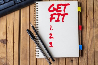 Formunu koru tabelası. İş fikri birisi ya da bir şey için doğru boyut ya da şekil vücudunuzu sağlıklı tutun Klavye kalemlerini ahşap masanın üstüne koyun.