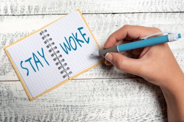 Mesaj işareti Stay Woke 'u gösteriyor. Çevrenizde olup bitenlerin farkında olmak, Beyin Fırtınası Sorunları ve Çözümleri Konuyla İlgili Sorular Sormaya devam edin