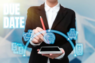 Kavramsal başlık Bitiş Tarihi. Konsept, ödemenin kişi ya da şirket tarafından yapılması gereken tarih anlamına gelir. Üniformalı Kadın elinde tablet tutarak Fütüristik Teknoloji Yazıyor.