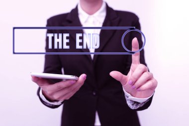 Metin gösterimi yazılıyor The End. Oyun ilişkisi olayının son bölümü olan kavram film eylemi Bitiş Yeni Teknoloji Fikirlerini Sunar Teknolojik Gelişmeyi Tartışma