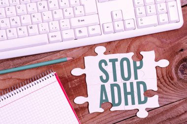 Stop Adhd sunan metin başlığı. Hiperaktif Çocukların Akıl Sağlığı Bozukluğu Bitmemiş Bir Beyaz Yapboz Şablonu Yapıyor Son Parça Kayıp Parçasıyla Bulmaca