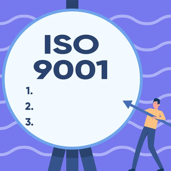 El yazısı Iso 9001. Kavramsal fotoğraf, müşterilerin ihtiyaçlarını karşılamak için tasarlanmış büyük dairesel hedefleri işaret eden Man Standing Large Arrow. — Stok fotoğraf