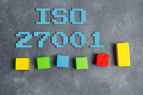 Text bildtext presenterar Iso 27001. Affärsidé specifikation för ett informationssystem Stack av prov kub rektangulära lådor på ytan polerad med flera färger — Stockfoto