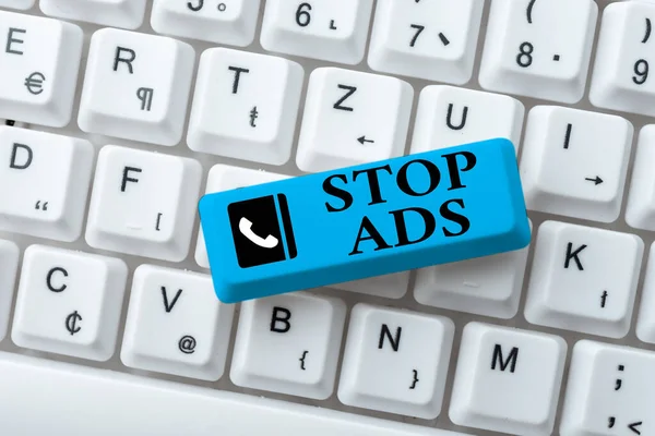 Концептуальный дисплей Stop Ads. Программа бизнес-идей, которая удалит различные виды рекламы из Web Typing Engineering Lessons and Lectures, Fixing Broken Technology Concept — стоковое фото