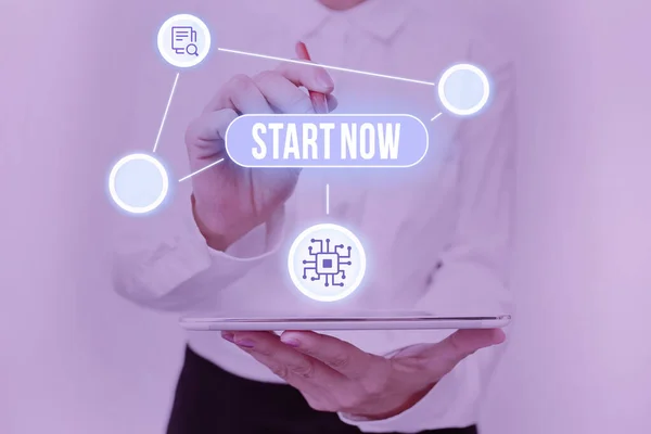 Konceptuell bildtext Börja nu. Affärsöversikt tveka inte att börja arbeta eller göra saker direkt Lady In Uniform Standing Holding Tablet Typing Futuristic Technologies. — Stockfoto