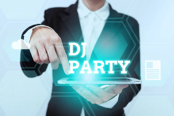 El yazısı tabelası DJ Party. Radyodaki popüler müziği tanıtan ve çalan iş adamı Bayan In Suit Pointing on Tablet Fütürist Grafik Arayüzü Gösteriyor. — Stok fotoğraf