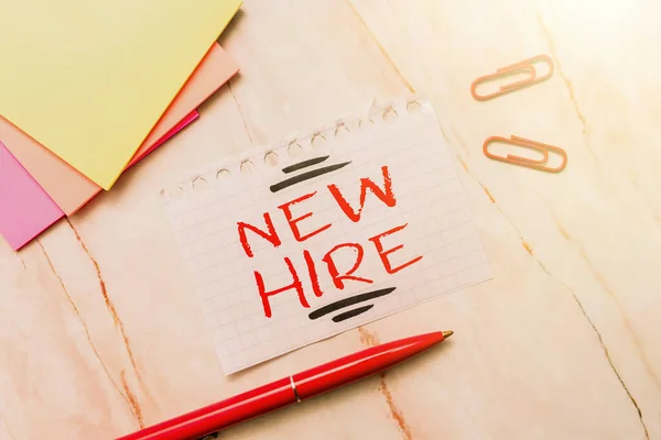 Sign displaying New Hire. Internet Concept someone who has not previously been employed by the organization New Ideas Fresh Concept Creative Communications Productive Mindset Pen — Stock Photo, Image