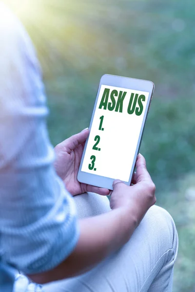 Текстовый знак, показывающий Ask Us. Бизнес-концепция, принимающая вопросы или запросы от показа Уилла, отвечает на любые сомнения — стоковое фото