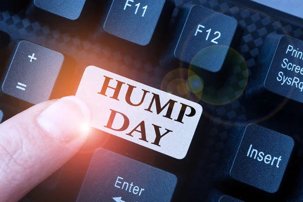 Pokaz koncepcyjny Hump Day. Słowo na wspinaczkę na przysłowiowe wzgórze, aby przejść przez trudny tydzień Środa Konwersja danych analogowych do mediów cyfrowych, Wpisywanie Forum Pomocne wskazówki — Zdjęcie stockowe