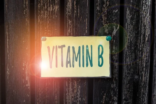 Zeichen für Vitamin B. Wort für Wort für Nährstoff, das dabei hilft, die Nerven und Blutzellen des Körpers gesund zu halten — Stockfoto