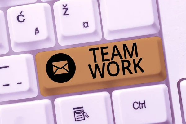 Σύμβολο κειμένου που δείχνει ομαδική εργασία. Word for Combined action of a group Συνεργασία ομάδας εργασίας Γράφοντας ενδιαφέροντα διαδικτυακά θέματα, δακτυλογραφώντας μηνύματα του Office Annoucement — Φωτογραφία Αρχείου