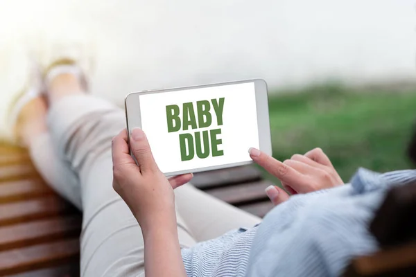 Tekst met inspiratie Baby Due. Internet Concept op het punt om te worden geboren Onder contract als de tijd Verwacht klaar te zijn Stem en Video Oproep mogelijkheden Verbinden van mensen samen — Stockfoto