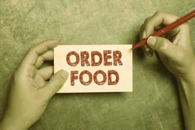 Sipariş Yemeği sunan metin başlığı. İş konsepti. Restoranda tercih edilen yemekleri talep etme süreci. Önemli Notlar Yazma, Yeni Tasarım Mektup Fikirleri Çizme.