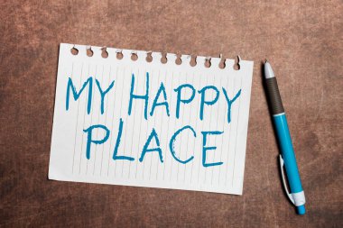 Mutlu Yerimi gösteren bir tabela. Kavram demek güzel bir şey oldu demek ya da hayattan memnunlar Not yazmaktan ve önemli fikirlerden Yeni Tasarımlar yapmaktan