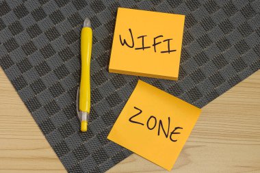 Wifi Zone 'u gösteren bir tabela. İş konsepti kablosuz yüksek hızlı internet ve ağ bağlantıları sunar Çoklu Koleksiyon Ofisi Kırtasiye Fotoğrafı Tablo Üzerine Yerleştirilmiş