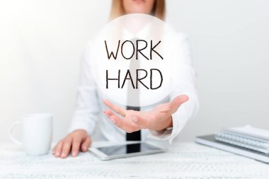 İlham veren çok çalışma metni. Geliştirme Geliştirme Geliştirme Gadget Yükseltme ve Teknik Özellikleri Sunma konularında çaba harcayan ve tamamlayan iş konsepti Çalışma