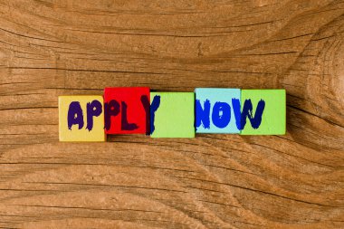 Şimdi Uygula 'yı göster. Kavramsal fotoğraf Çok Renkli Yüzeydeki Dikdörtgen Kutular Yığını Mesleğiyle İlgili İş edinme eylemi