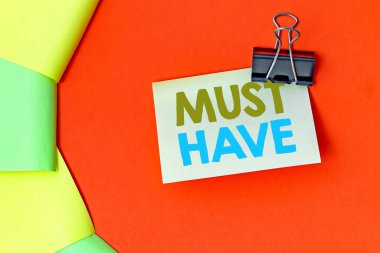 Kavramsal başlık olmalı. İş genel görünümü çok sayıda gösterilen modern bir şey Gerekli öğenin Çoklu Koleksiyon Ofisi Kırtasiyesi Fotoğrafının Tablo Üzerine yerleştirilmesini istiyor