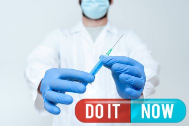 El yazısı metni, şimdi yap. Kavramsal fotoğraf tereddüt etmeden çalışmaya başlayın ya da hemen bir şeyler yapın. Virüs Önleme Yöntemi, Yeni Enfeksiyon Tedavi Fikirleri Görüntüleyen Araştırmacı