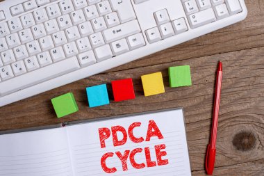 Metin Pdca Döngüsü gösterimi yazılıyor. Yüzeyde Çoklu Renklerle Parlatılmış Örnek Küp Kutuları Yığını 'nı kontrol etmek ve geliştirmek için iş yaklaşımı kullanımı