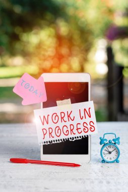 İşlem Devam Ediyor tabelası. Soyut Smartphone Fotoğrafçılığına eklenen ya da geliştirilen, Yeni Aygıt Gösterimi tamamlanmamış proje