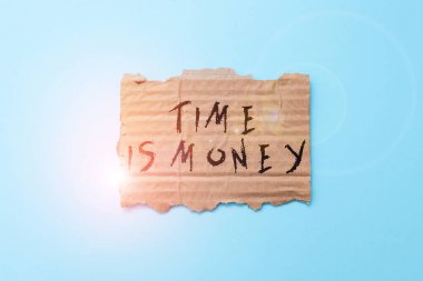 Zaman Para 'yı gösteren bir mesaj. İşletme yaklaşımı işleri mümkün olduğunca hızlı yapmak ve zamanını basit ev yapımı Fikirler ve Kullanılmış Malzemeleri Geri Dönüşüm Tasarımları ile harcamamak.