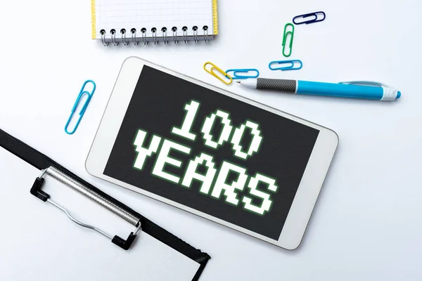 100 년을 표시하는 서명. 기업 접근 100 년만의 특별 한 날을 기억하는 비즈니스 접근 음성 및 비디오 전화 장기 연결을 위한 장치와 스마트폰 — 스톡 사진