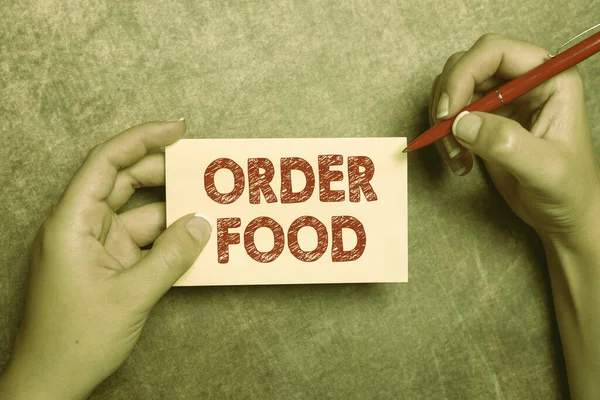Sipariş Yemeği sunan metin başlığı. İş konsepti. Restoranda tercih edilen yemekleri talep etme süreci. Önemli Notlar Yazma, Yeni Tasarım Mektup Fikirleri Çizme.