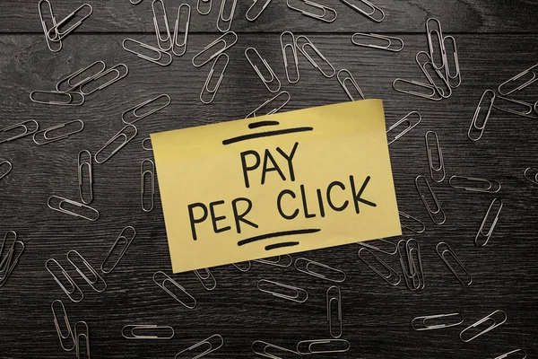 Tıklama Başına Öde metni yazılıyor. İş dünyası internet pazarlaması, ödemenin tıklamalara dayalı olduğu Parlak Yeni Fikirler, Yeni Ofis Tasarım Sorunları ve Çözümler