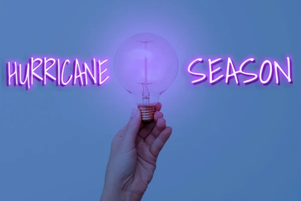 Текстовая подпись, представляющая сезон ураганов. Концепция означает время, когда большинство тропических циклонов, как ожидается, развивать ручной лампы показывая или представляя новые идеи технологии — стоковое фото