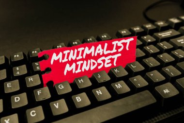İlham veren Minimalist Zihniyeti gösteren metin. Çevrimiçi İçerik İndirmeden ve Yazmadan, E- postalara Soyut Yanıtlamadan Hayatın Sunabileceklerinin Daha Farkında Ol