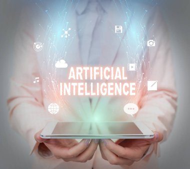 Kavramsal manşet Yapay Zeka. İşletme Genel Bakış Makinesi Yeni Geleceği Gösteren Sanal Görünümü sunarken Telefonu Kullanan İş Kadınlarını Çözmek gibi bilişsel işlevleri kopyaladı.