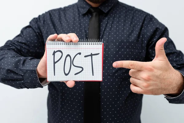 Schreiben mit Text Post. Unternehmen präsentieren eine Schrift, ein Bild oder andere Inhalte, die online veröffentlicht werden und neue Pläne und Ideen zur Demonstration des Planungsprozesses präsentieren. — Stockfoto