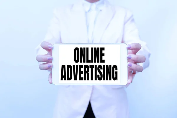 Текстовий знак, що показує онлайн-рекламу. слово написане на Інтернет веб маркетингу для просування продуктів і послуг представляючи нові технологічні ідеї обговорюючи технологічне вдосконалення — стокове фото