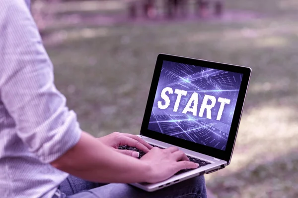 Text bildtext som presenterar Start. Affärsidé börjar eller räknas från en viss punkt i tid eller rum Kvinna sitter med Latop Ensam I parken Kompletterande Fjärrjobb. — Stockfoto