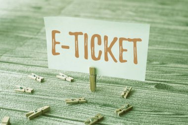 E Biletini gösteren mesaj işareti. Yeni Fikir Gösteren Çamaşır Klipleriyle çevrili, kağıt bilet ya da buna eşdeğer Boş Kare Notu kadar geçerli olan İnternet Kavramsal Dijital Bilet.