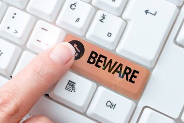 Metin gösterimi yazılıyor. Dikkatli olun. Yazılım Geliştirme Çözümleri Araştırma, Gelişmiş Programlar Yazma Kodları hakkında birini çok dikkatli olması için uyarmak için kullanılan kavram