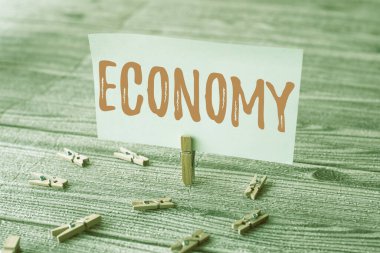 Ekonomi sunan metin başlığı. Yeni Fikir Gösteren Çamaşır Klipleriyle çevrili Boş Kare Notunun Muhasebe Bilgi Analizi İnternet Kavram Yönetimi.