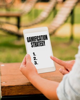 Metin Gamification Strategy yazılıyor. Motivasyon İçin Kullanım Ödülleri Üzerine Yazılan Sözcük Oyun Mekaniklerini Çevrimiçi İşlere Entegre Et ve İnsanları Uzaktan Birleştirerek Çalıştır