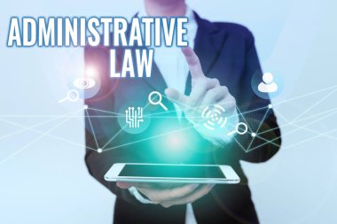 İlham veren İdari Hukuk metni. Üniformalı Cep Telefonlu Bir Kadın Hükümetin Geleceğin Sanal Simgelerini Gösteren Yönetmelikleriyle İlgili Yazılı Sözcük