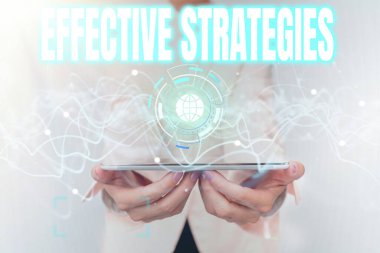 Etkili Stratejileri Gösteren İmza. Fütürist Mobil Holografik Ekranı Kullanan Üniformalı Kadın Güçlü Operasyonel Kararlar Sözcüğü.