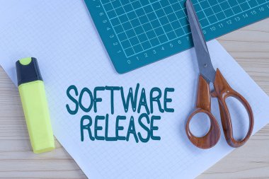 Metin Yazılım Salımı Yazılıyor. Çoklu Koleksiyon Ofisi Kırtasiyesi Fotoğrafı Tablo Üzerine yerleştirilen program için geliştirme aşamalarının ve olgunluğun iş vitrinleri toplamı