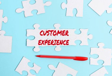 Kavramsal Başlık Müşteri Deneyimi. Tatmin Olmuş Müşteri ve Örgüt Binası Arasındaki Etkileşim Sözcüğü Eksik Son Parça ile Bitmemiş Beyaz Yapboz Örnekleri Bulmacası