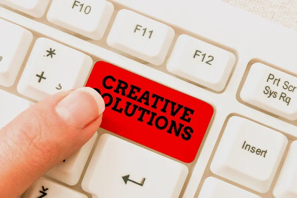 El yazısı işareti Creative Solutions. Bir sorunu çözmek için orijinal ve eşsiz bir yaklaşım Çevrimiçi Haber Makalesi Düzenleme ve Yayınlama, Görsel Roman Betikleri Yazma — Stok fotoğraf