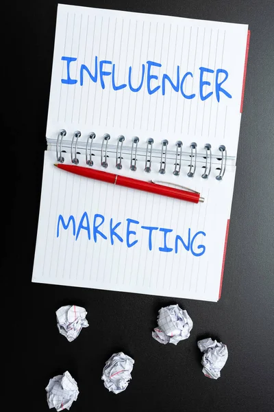 Firma mostrando Influencer Marketing. Enfoque empresarial Apoyador que influye en los clientes potenciales de destino Pensando en nuevas ideas brillantes Renovando la creatividad y la inspiración — Foto de Stock