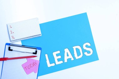 Kavramsal görüntü ipuçları. Flatlay Lay Arkaplanı Üzerine Farklı Renk Etiketleri Gösterimi İş genel bakış yolu veya belirli bir yere erişim araçları Facebook reklam kampanyası