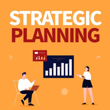 Stratejik Planlama 'yı gösteren metin işareti. Organizasyon Yönetimi Etkinliği Sözcüğü Öncelikleri Bilgisayarı Kullanan Adam ve Gelişme İçin Kız Ayakta Paylaşan Fikirler.