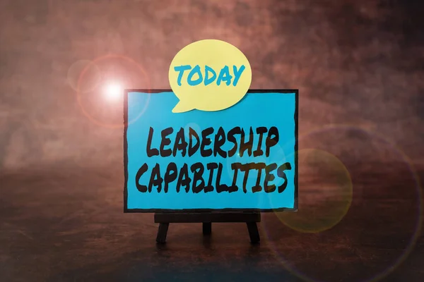 Ručně psaný text Leadership Capabilities. Přehled podnikání Soubor očekávání výkonnosti a kompetence vůdce Přemýšlení o nových jasných nápadech Obnovení kreativity a inspirace — Stock fotografie