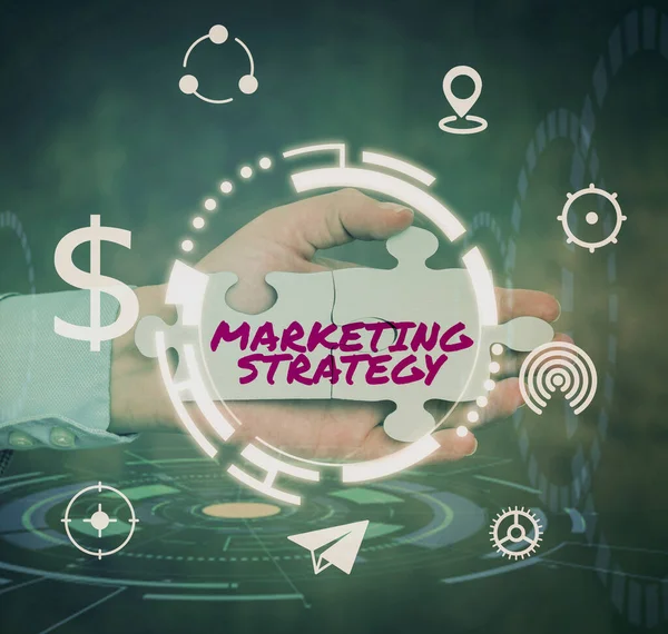 Didascalia di testo che presenta la strategia di marketing. Schema di approccio aziendale su come stendere i prodotti Servizi Business Hand Holding Puzzle Piece Unlocking New Futuristic Technologies. — Foto Stock